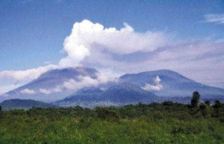 尼拉贡戈火山