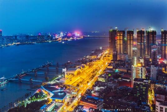 汉口(武汉市江岸区,江汉区,硚口区的合称,武汉三镇之一)