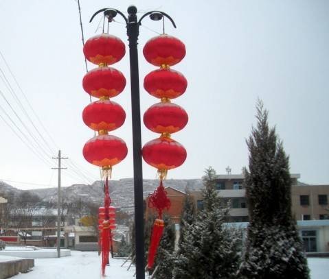 八月十五云遮月，正月十五雪打灯