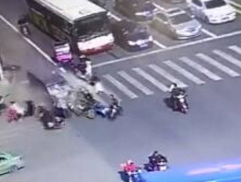 2·25郑州面包车冲撞人群事故