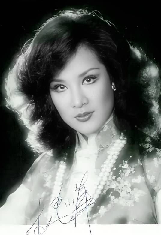 杨小萍(中国女歌手、远东首席歌后)