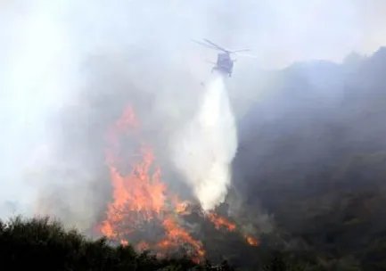 洛杉矶山火爆发造成人员伤亡了吗？