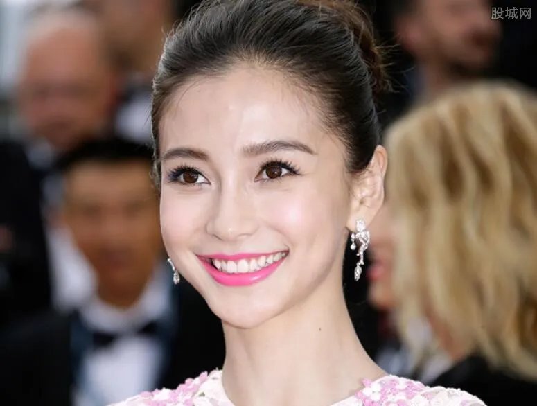 baby抱娃现机场 抱小海绵姿势熟练妈妈力爆棚