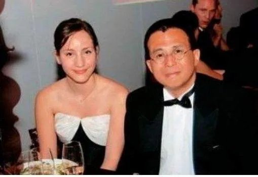 李泽楷新欢发文暗讽“个别人”不谈感情谈素质,你怎么看?
