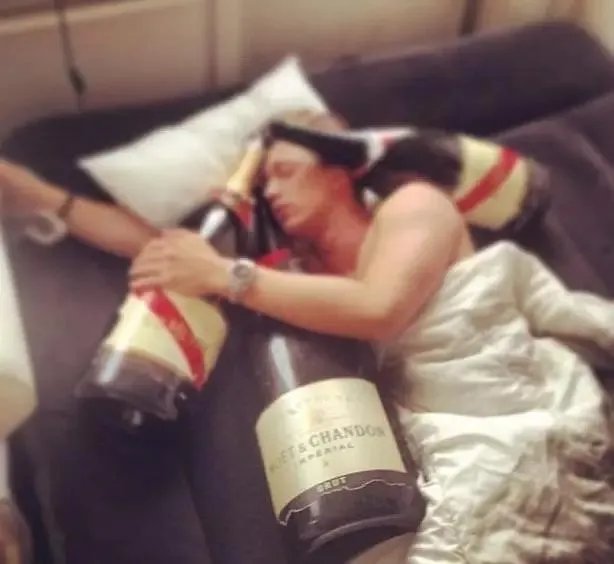 富二代怎么用酒炫富的?