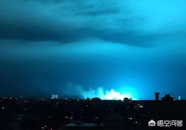 为什么大型变压器爆炸,天空会呈蓝色?