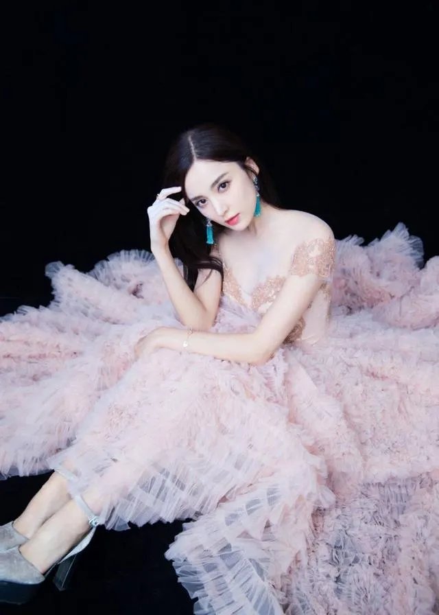 2018爱奇艺尖叫之夜,如何看待娜扎和杨幂的美?