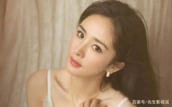 杨幂郭敬明被网友偶遇,高出男方一个头,你喜欢他们吗?