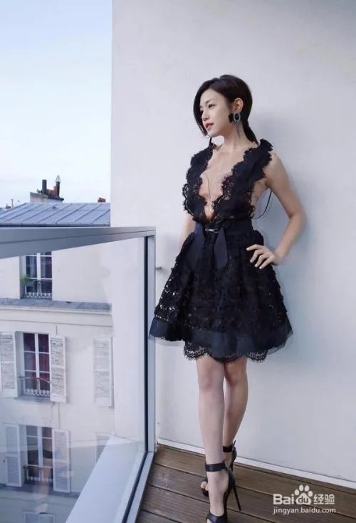 看陈妍希产后首亮相,衣服巧搭秀美腿!