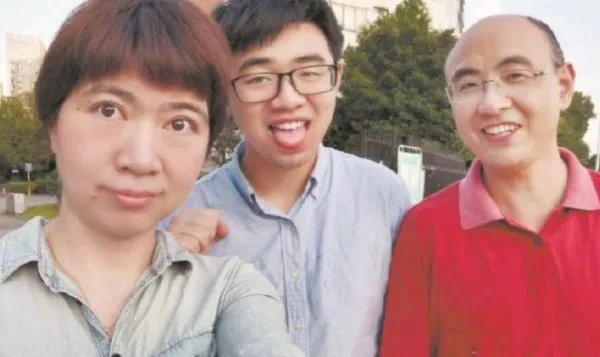 援鄂护士在华科留影儿子高考考上是什么情况?