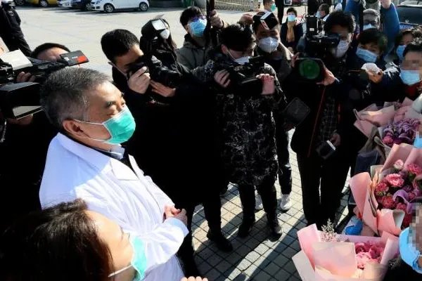 虽然治愈出院患者重新感染肺炎是小概率事件,但为何有了抗体还会感染?