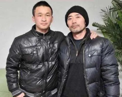 旭日阳刚曾街头卖力演出无人买单,唱汪峰名曲被笑是圈钱,他们为何会落魄?