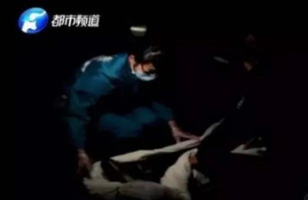 男孩爬上高压线塔:只因跟家人赌气不想活了