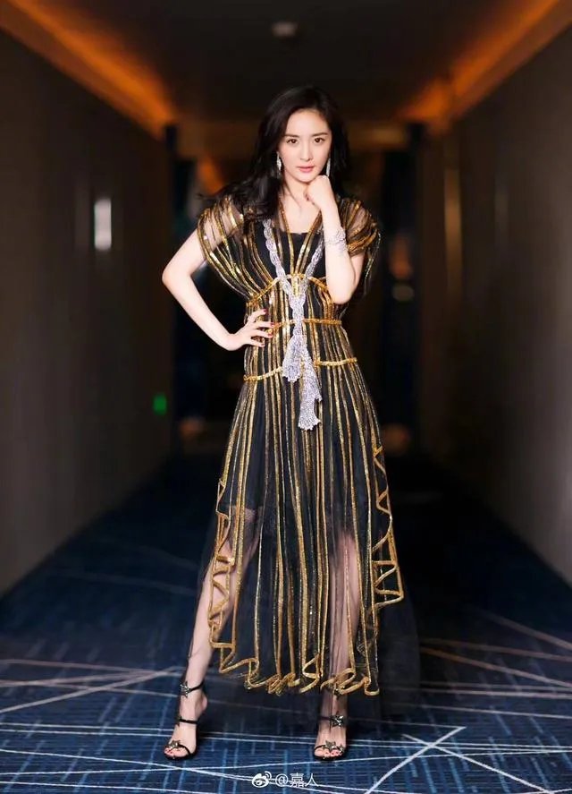 2018爱奇艺尖叫之夜,如何看待娜扎和杨幂的美?