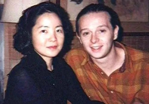 揭一代天后邓丽君死亡真相 脸上神秘巴掌印引发猜测