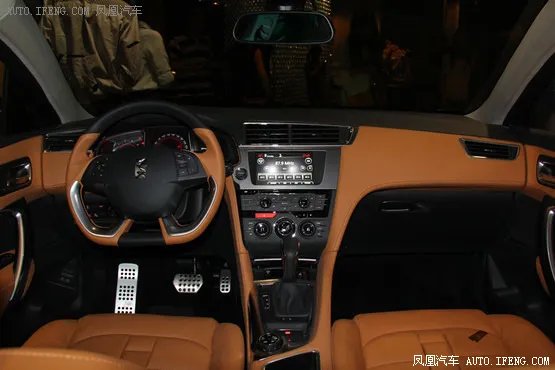 DS 6WR采用了棕黑双色搭配的内饰颜色