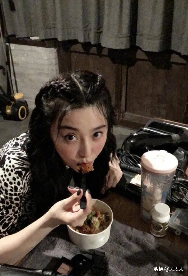 范冰冰分手后独自逛街照片曝光，左无名指钻戒亮了，范冰冰结婚了吗？
