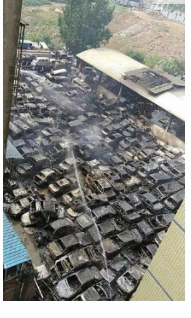 四川大火烧毁停车场造成多少辆车报废？