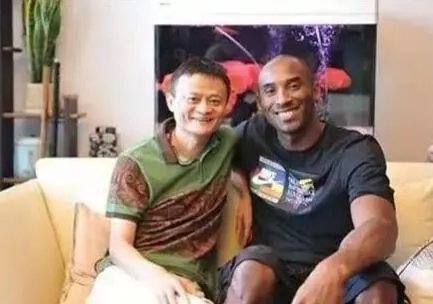 跟NBA球星合影，如何才能不让自己陷入尴尬？