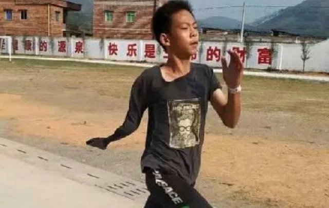 在受到库里的夸赞后,独臂励志篮球少年张家诚录制视频表示感谢,你怎么评价?