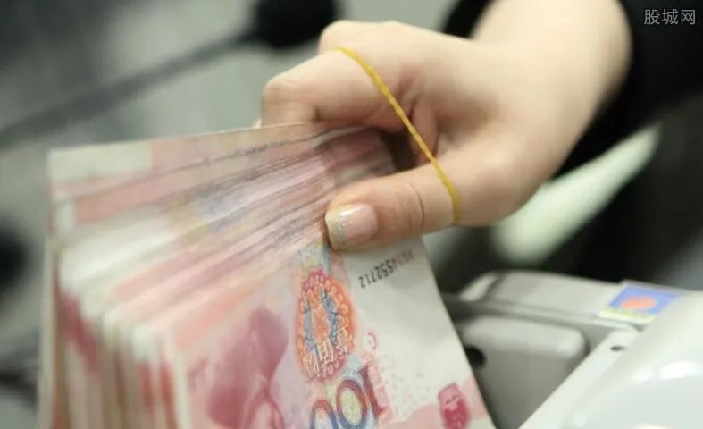 男子养殖可生吃蟑螂 1公斤卖600元成发家致富法宝