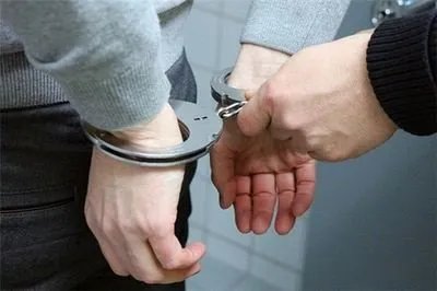 警方通报男子用不明液体泼洒路人，如何看待该男子的做法？他会被怎样处罚？