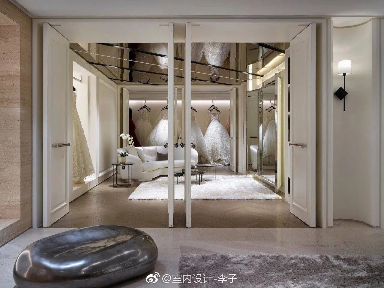 【婚纱工作室装修案例】本案把空间直向且有层次的划为三等份,穿...