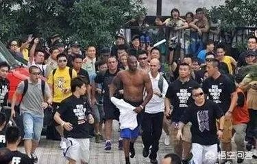如何看待科比球迷下跪闻鞋?