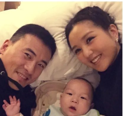 何洁有几个孩子?