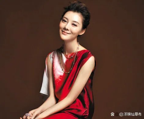 刘涛和车晓同台参加活动，网友笑称：一个贵妇和一个村姑，你觉得呢？