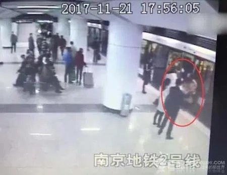 起争执踢孕妇肚子监控曝光/2女为何如此狠毒?