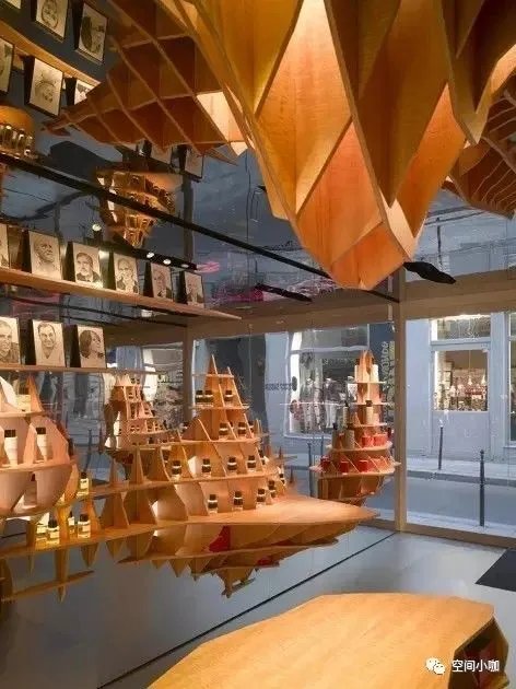 这家极具未来感的香水店,像一个长方形的盒子