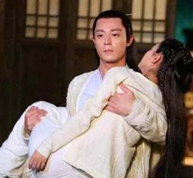 赵丽颖才80多斤,为何很多男星抱她都感觉很累?