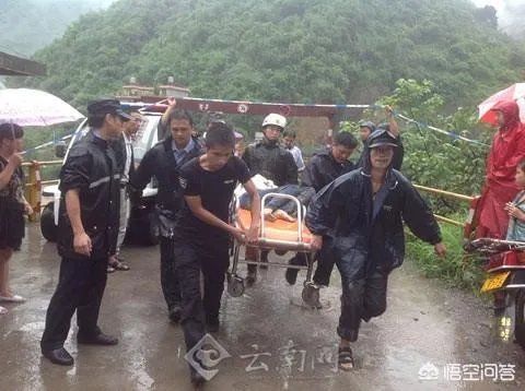 云南盐津发生交通事故,造成5人遇难8人受伤,几吨鱼从天而降是怎么回事?
