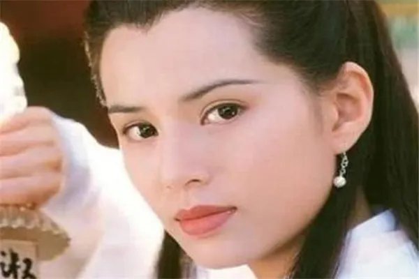 李若彤逛街被偶遇,穿旗袍衫配半身裙曲线成熟,她是如何保养自己的?
