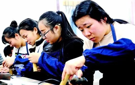 女老师自学木工走红是怎么回事？