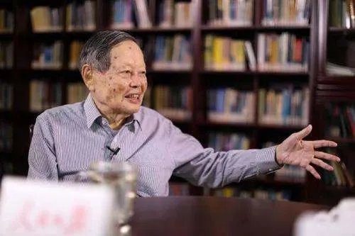 杨振宁的后代都定居美国,他为何晚年要回国?