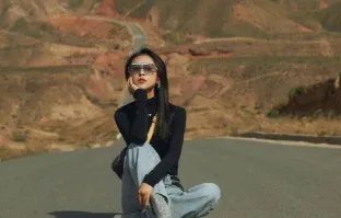 前男友是富二代秦奋,当演员多年不红,今因公路中间跳舞惹争议,她是谁?