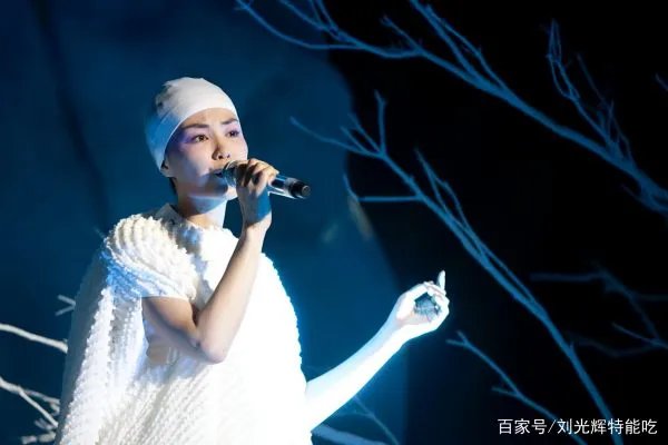 王菲绯闻不断，深夜现身李亚鹏住所后谢霆锋啥态度？