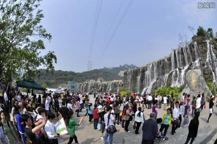 景区免费发放一米帽 为游客保持安全距离