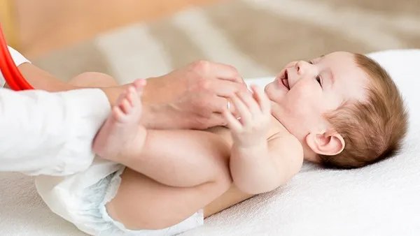 爸爸是怎么照顾小婴儿的？照顾婴幼儿时需要注意什么？