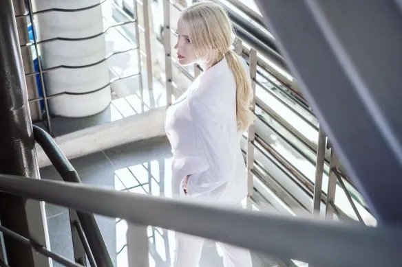 举手投足间风情万种！优雅妩媚的法国女主播Caroline