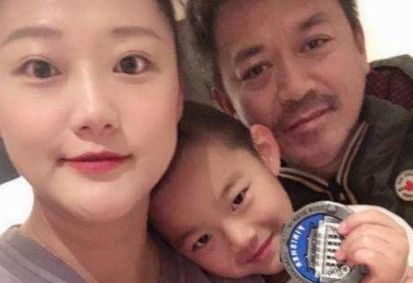 王学兵的现任妻子是谁？他们二人的年龄差距有多大？