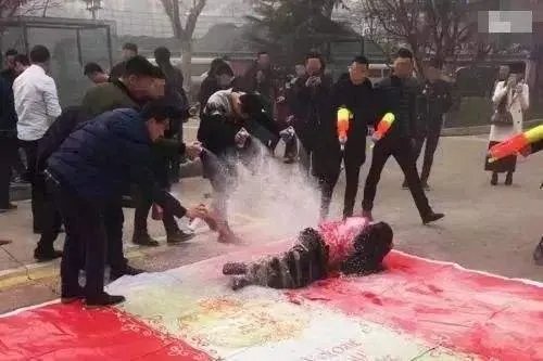 新郎在结婚当天被关铁笼浇油漆,对此你怎么看?