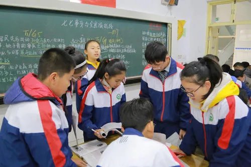 老师教室贴太阳膜观察学生引热议,评价为何褒贬不一?
