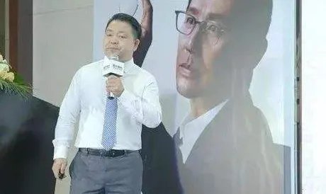 明月镜片的暴利生意:成本6元零售价上百,为何还有人买?