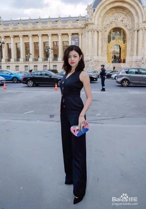 看陈妍希产后首亮相,衣服巧搭秀美腿!