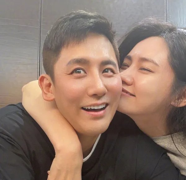于晓光秋瓷炫晒新年合照，粉丝留言却让人太扫兴，发生了什么事？