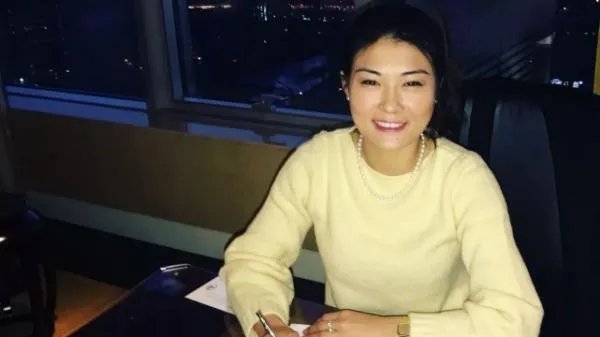 王飞加盟拜仁慕尼黑女子足球队是真的吗？
