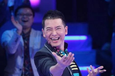 没想到是这样的关系,内地着名主持人何炅、戴军与吉杰的关系如何?